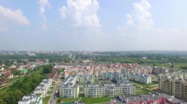 Şehrin yeni çeyreğinde insanlar için renkli, modern, yüksek binalar inşa ediliyor. Şehrin manzarası. Hava görünümü
