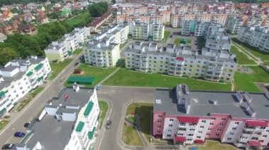 Modern inşaat teknolojileri üzerine yeni binalar inşa ediliyor. Şehrin yeni bölümünün altyapısı hava görüntüsünde