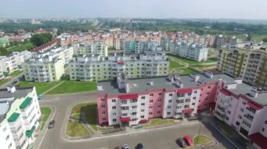 Şehirdeki yeni binaların yakınında modern yüksek binalar inşa ediliyor. Hava görünümü