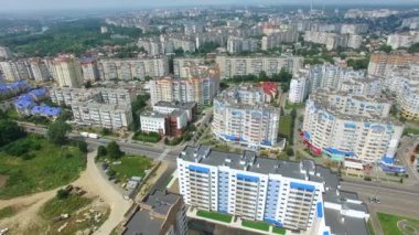 Şehrin merkezindeki insanlar için yüksek binaları ve yeşil meydanları olan yeni modern bölge manzarası. Hava görünümü