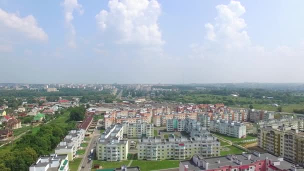 在这个城镇的新区 五彩缤纷的现代高楼大厦正在为人们建造 城市的景观 空中景观 — 图库视频影像