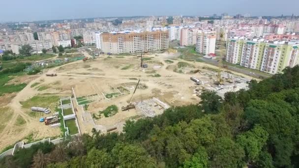 Bauarbeiter Arbeiten Bau Eines Hochhauses Der Stadt Vor Dem Hintergrund — Stockvideo