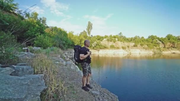 Voyageur Short Shirt Noir Avec Sac Dos Sur Dos Regarde — Video