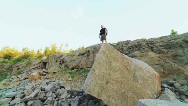 Omuzlarında Sırt Çantasıyla Mutlu Bir Gezgin Bir Uçurumun Tepesinde Kollarını — Stok video