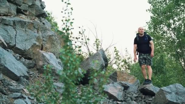 Turista Pantalones Cortos Oscuros Una Camiseta Con Una Mochila Los — Vídeos de Stock