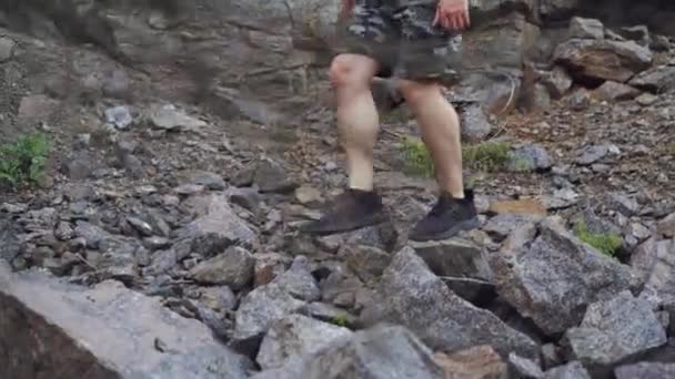 Viajante Calçado Tênis Preto Está Andando Sobre Rochas Uma Caminhada — Vídeo de Stock