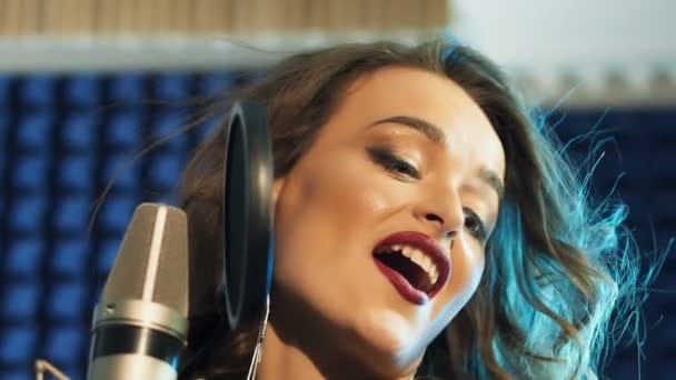 Bela Mulher Com Maquiagem Brilhante Está Cantando Uma Música Perto — Vídeo de Stock