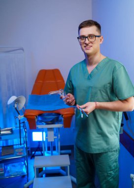 Hasta muayenesinden önce vajinal spekulumu olan jinekolog klinikte.