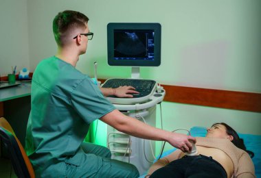 Klinikteki hastanın ultrason muayenesini yapan doktor