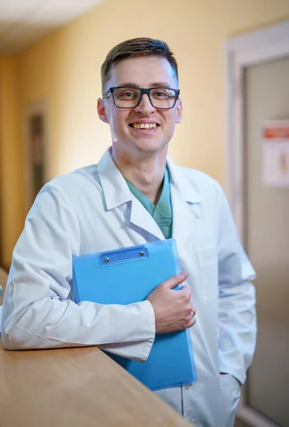 Portretdokter Gang Van Het Ziekenhuis Eerste Hulp — Stockfoto