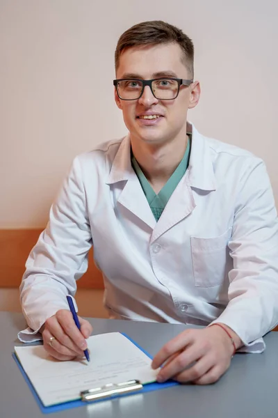 Jonge Dokter Zit Zijn Kantoor Achter Een Bureau — Stockfoto