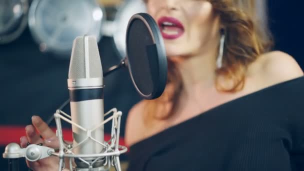 Een Getalenteerde Vrouw Met Heldere Make Zingt Een Microfoon Een — Stockvideo