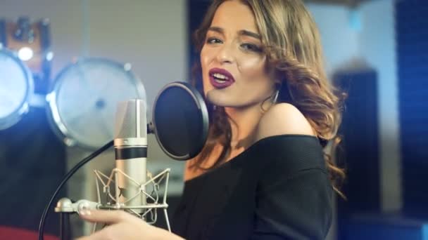 Giovane Cantante Sta Cantando Registrando Una Canzone Studio Audio Uno — Video Stock