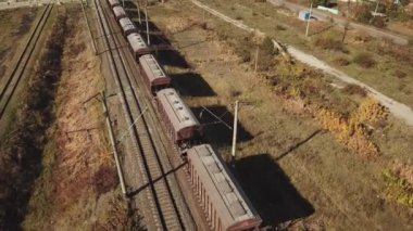 Yük treni otobandan geçiyor. Yük treninin vagonlu havadan görüntüsü.