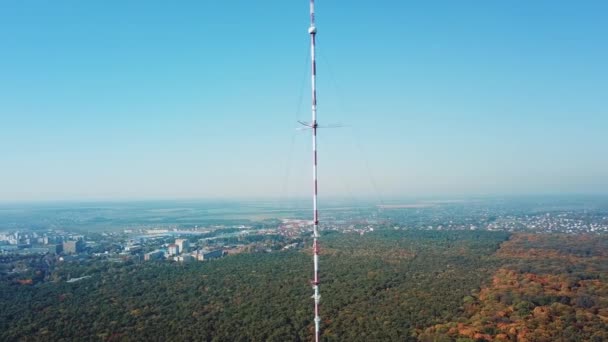 电视和无线电广播的电信天线位于森林附近的城外 相机向左运动 — 图库视频影像