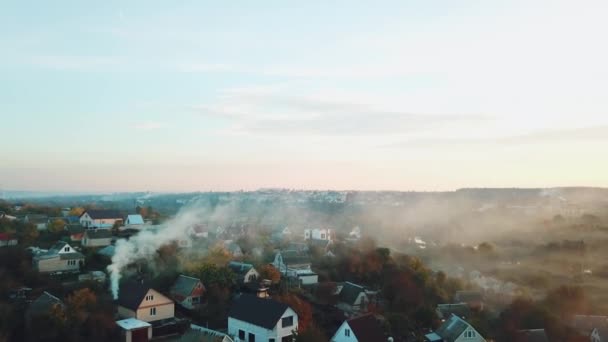 由于干旱后的一场大火 城市的私人部门被浓烟笼罩 空中景观 — 图库视频影像