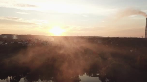 Rook Uit Het Vuur Stijgt Boven Rivier Avonds Stad Achtergrond — Stockvideo