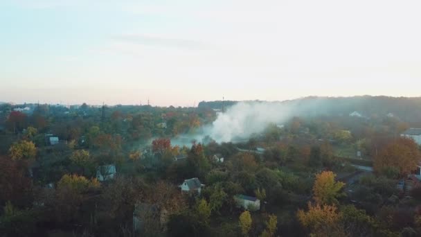 Nubes Blancas Humo Están Cubriendo Campo Como Resultado Del Fuego — Vídeo de stock