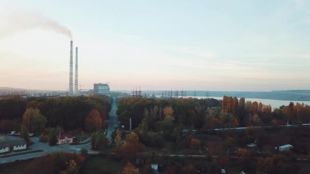 Pohled Elektrárnu Dvěma Trubkami Cestou Výsadbou Stromů Blízkosti Řeky Letecký — Stock video