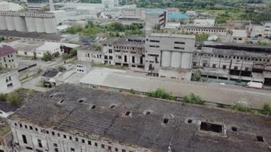 Yok edilen fabrikanın üzerinden uçacağız. Yıkım için eski endüstriyel bina. Hava görünümü