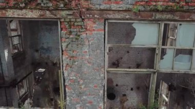 Yok edilen fabrikanın üzerinden uçacağız. Eski endüstriyel bina yıkım, kırık cam ve yıkılmış çerçeveler için ön cephe.