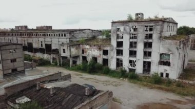 Çok kirlenmiş bir endüstriyel fabrikanın kalıntıları. Yıkım için eski endüstriyel bina. Hava görünümü