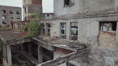 Terk edilmiş sanayi binalarının hava manzarası. Pencerelerinde kırık camlar olan terk edilmiş fabrika salonları..