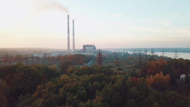 Pohled Území Elektrárny Elektrickým Vedením Pozadí Řeky Stromů Letecký Pohled — Stock video