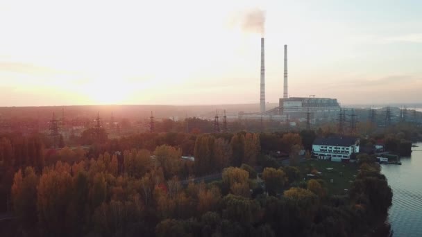 Elektrárna Dvěma Trubkami Nachází Okraji Města Břehu Řeky Pohyb Kamery — Stock video