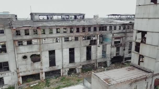 Vista Aérea Una Antigua Ruina Fábrica Ventanas Rotas Antiguo Edificio — Vídeos de Stock