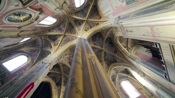 Interiér Katedrály Nanebevzetí Panny Marie Sluneční Světlo Skrz Vitráž Kostela — Stock video