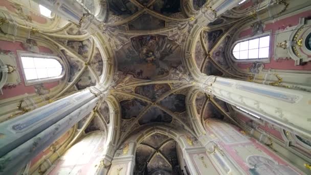 Interiören Katedralen Antagandet Jungfru Maria Solljus Genom Kyrkofärgat Glasfönster — Stockvideo