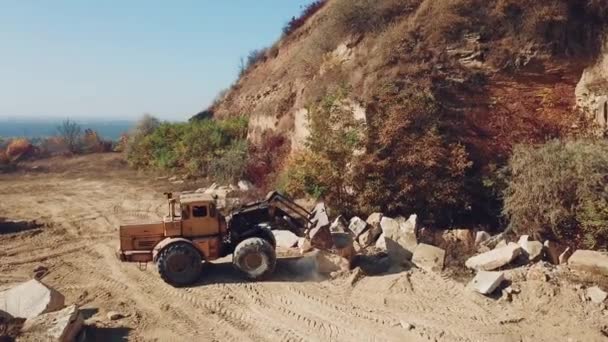 Einem Steinbruch Der Nähe Des Hügels Mit Wald Arbeiten Speziell — Stockvideo