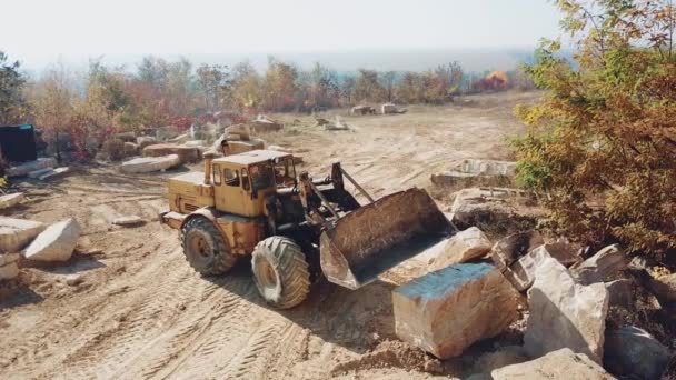 Bulldozer Jaune Professionnel Avec Seau Travaille Dans Carrière Avec Des — Video