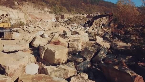 Profesjonalny Sprzęt Pracuje Kamieniołomie Kamieniami Tle Wzgórza Lasem Widok Kamieniołom — Wideo stockowe