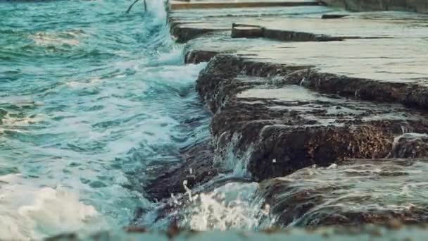 Морські Хвилі Розбиваються Піною Скелях Узбережжя Влітку Повільний Рух — стокове відео