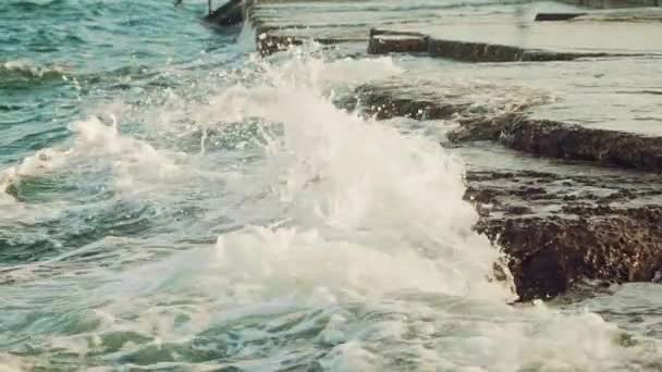 Golven Van Zee Wassen Overdag Rotsen Bij Kust Langzame Beweging — Stockvideo