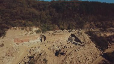 Ormandaki kum ocağına bakın. Hava manzarası. Kamera hareketi yukarı