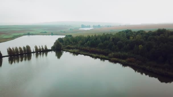 Widok Piękną Okolicę Jeziorami Drzewami Drewnianą Altanką Tle Pól Widok — Wideo stockowe