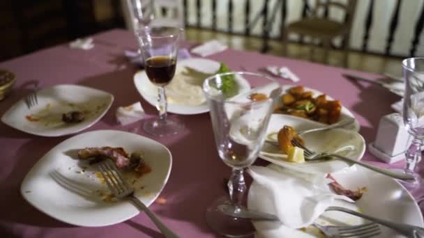 宴の後のお祝いの席には肉料理とお菓子が残っています 右側のカメラの動き ぼやけた背景 — ストック動画