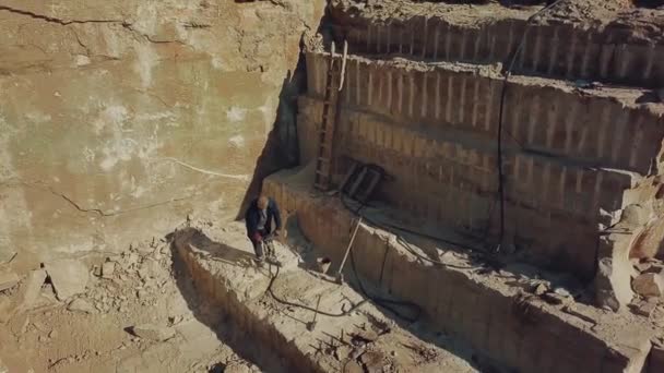 Arbeiter Bohren Mit Pneumatischem Werkzeug Steine Den Sandbruch Kamerabewegung Nach — Stockvideo