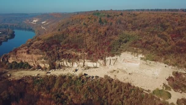 对河流附近森林背景下采石场设备工作的看法 相机移动了下来 空中景观 — 图库视频影像