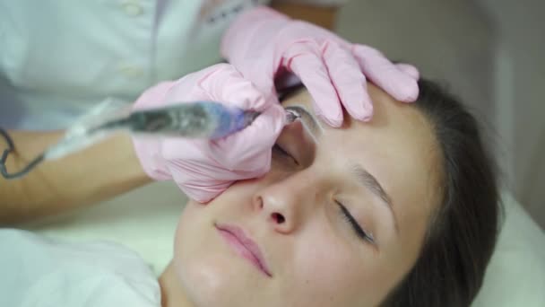 Cosmetologist Utför Permanent Ögonbrynsmakeup Förfarande För Klienten Modern Kosmetologi — Stockvideo