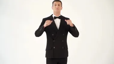 Takım elbiseli yakışıklı bir adam odanın çıkışında aynanın önünde poz veriyor. Beyaz arka plandaki beyefendinin parodisi.