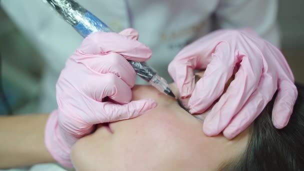 Esteticista Luvas Está Fazendo Uma Maquiagem Permanente Olho Para Uma — Vídeo de Stock