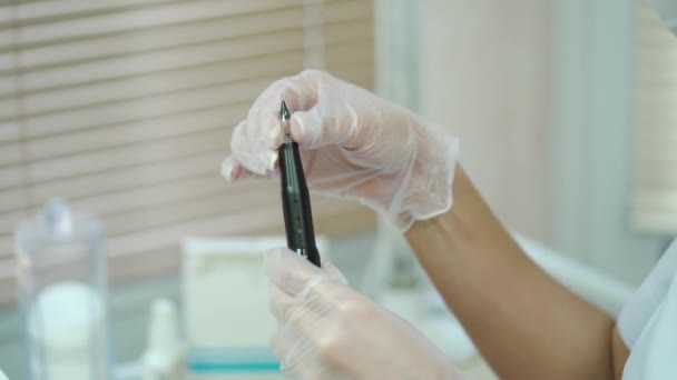 Kosmetolog Visar Borste Med Nål Änden Händerna För Permanent Makeup — Stockvideo