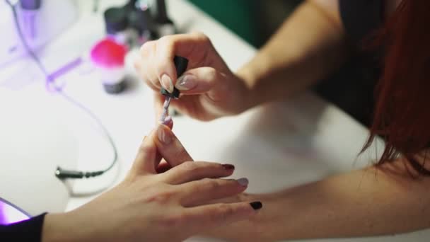 Mestre Manicure Pintar Prego Uma Mulher Com Uma Escova Uma — Vídeo de Stock