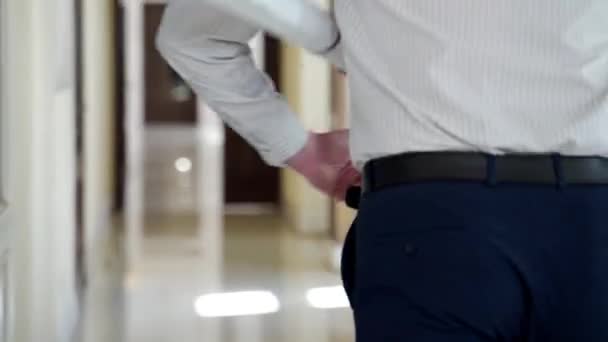 Egy Alkalmazott Papírokkal Rohangál Folyosón Munkahelyére Elkésett Irodából — Stock videók