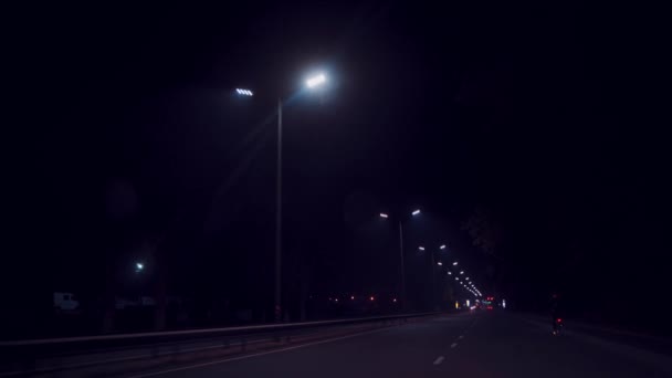 Conducir Coche Por Noche Entre Linternas Iluminadas Aruond Autopista Por — Vídeos de Stock