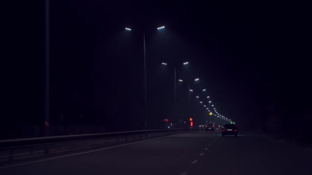 Jazdy Nocnej Autostradzie Samochody Jadą Wieczorem Domu — Wideo stockowe